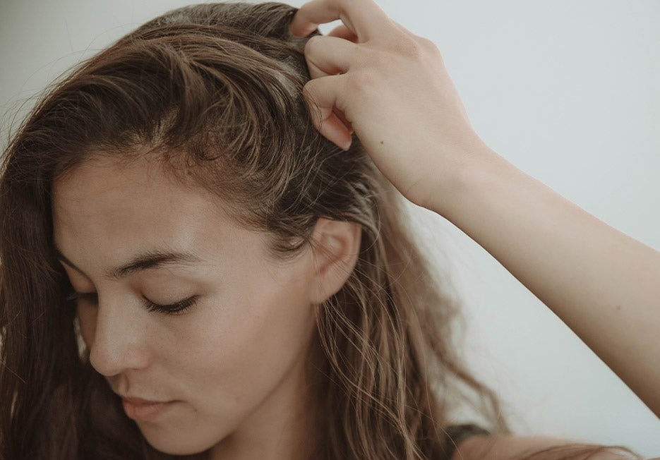 cabelo oleoso causas