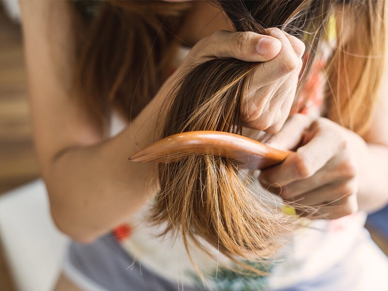 como escovar o cabelo para promover o crescimento do cabelo