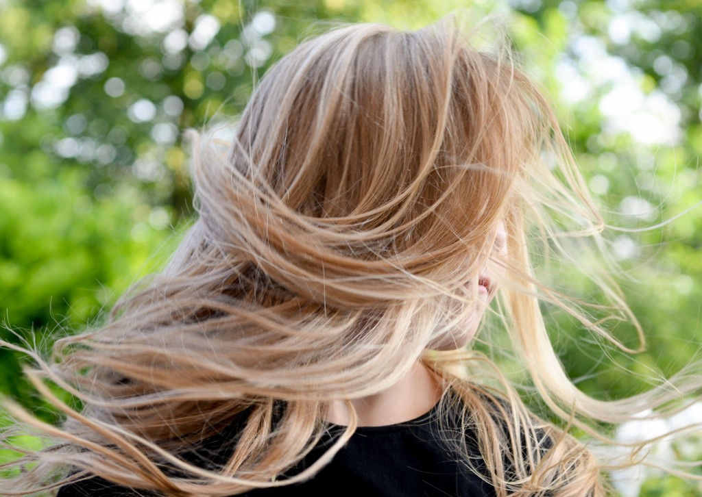 como manter o cabelo loiro macio e com movimento