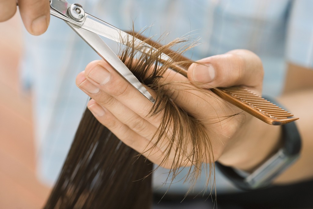 corte de pontas duplas para melhorar aperencia do cabelo