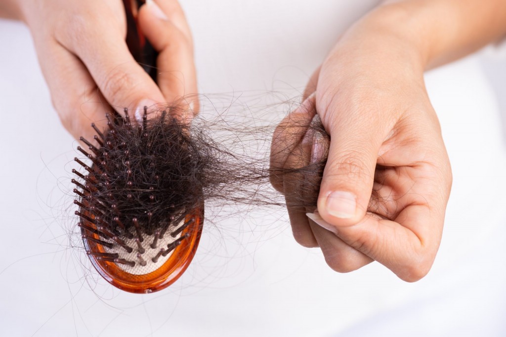 dieta sem nutriente causa queda de cabelo