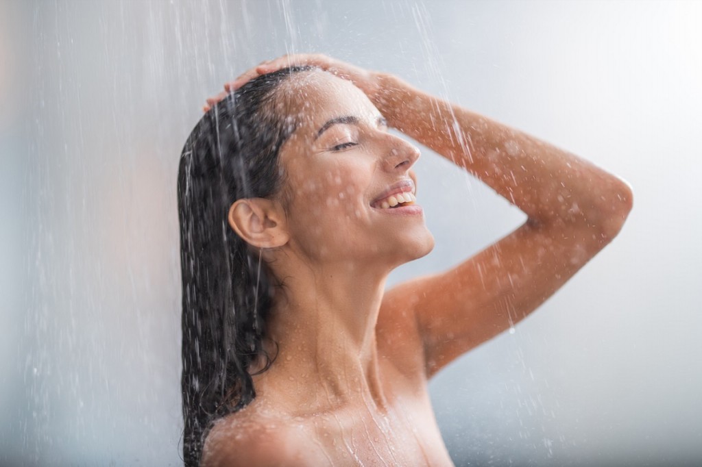 enxague o cabelo com agua fria para deixar o cabelo com brilho