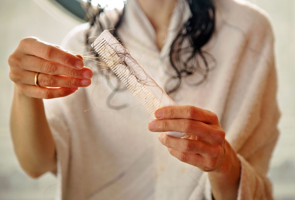 evite aquecimento e secagem constantes para prevenir e tratar a queda de cabelo