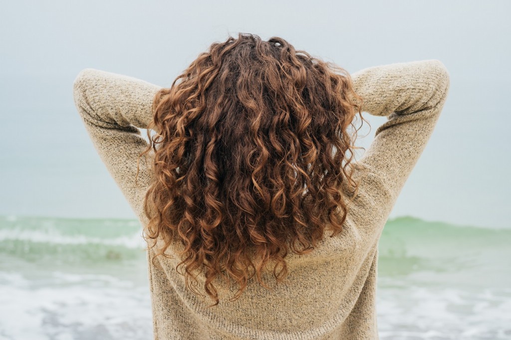 faca uma pausa no estilo de calor no cabelo cacheado