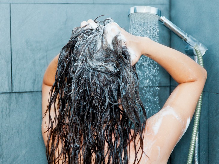 lave o cabelo oleoso com um shampoo sem sulfato