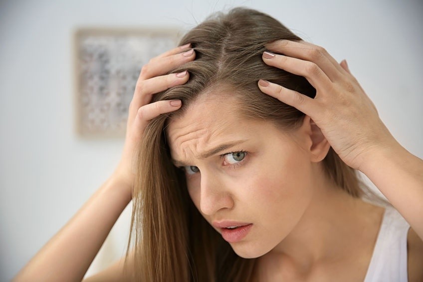 lave o cabelo regularmente com shampoo suave