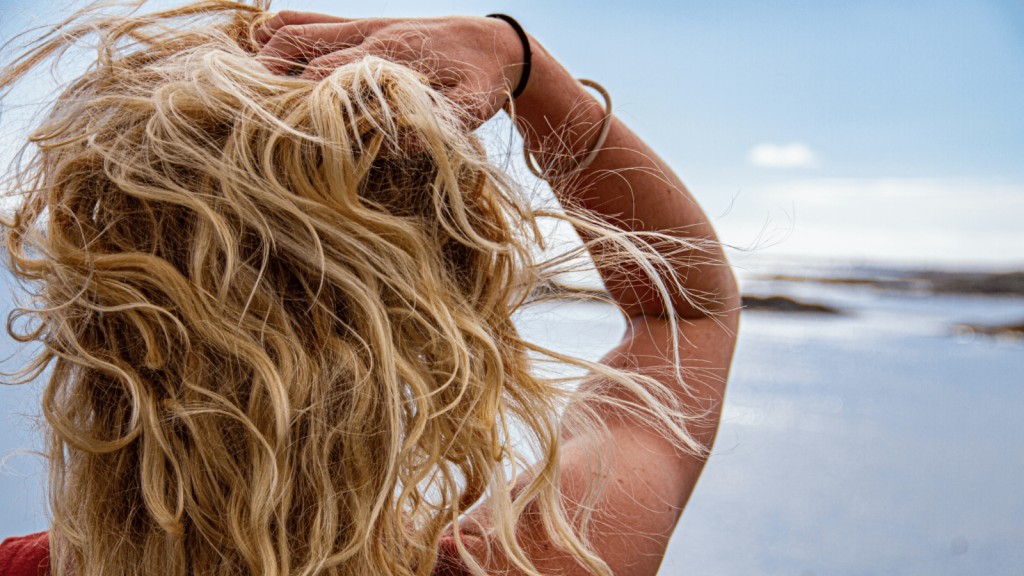 proteja o cabelo loiro do sol