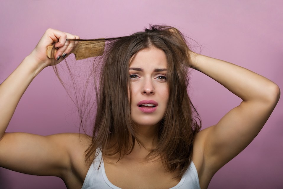 reduza o uso de shampoo em cabelo danificado