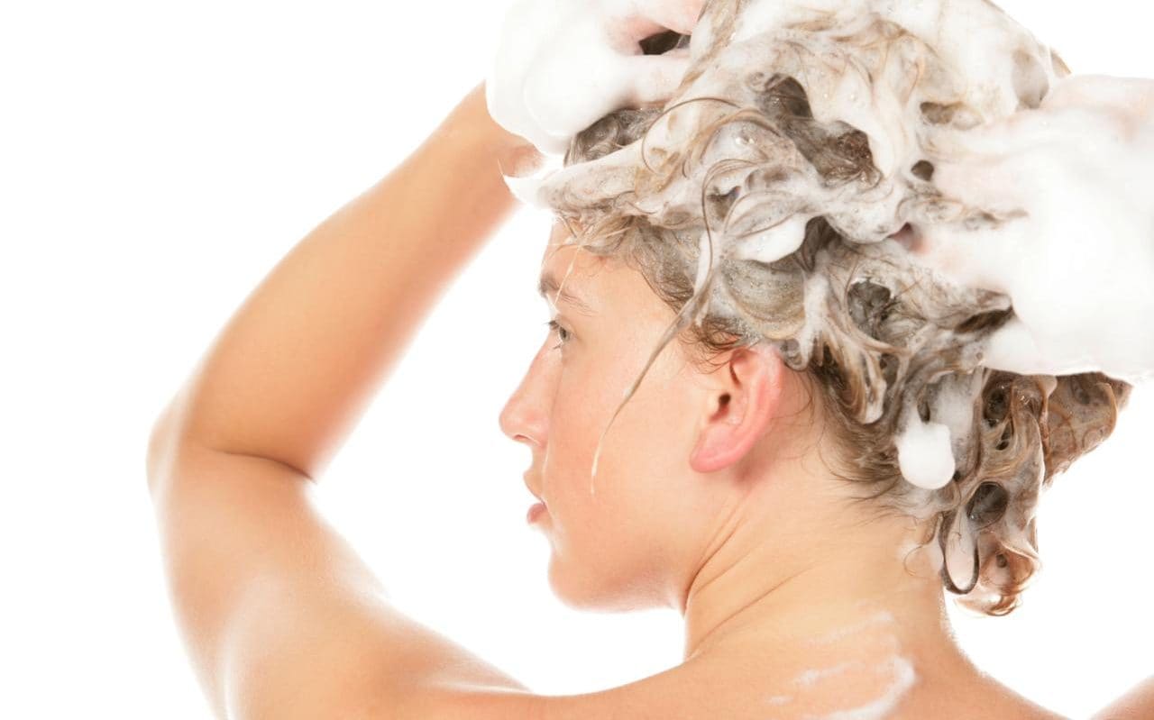 use um shampoo clareador para melhorar a aparencia do cabelo