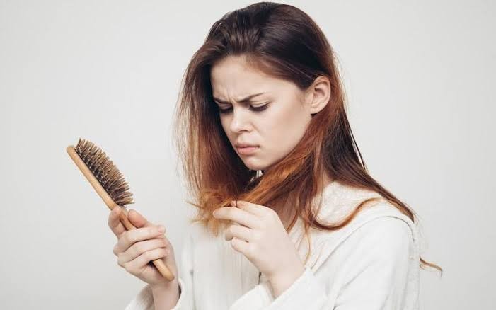 use uma escova macia feita de fibras naturais para evitar queda de cabelo