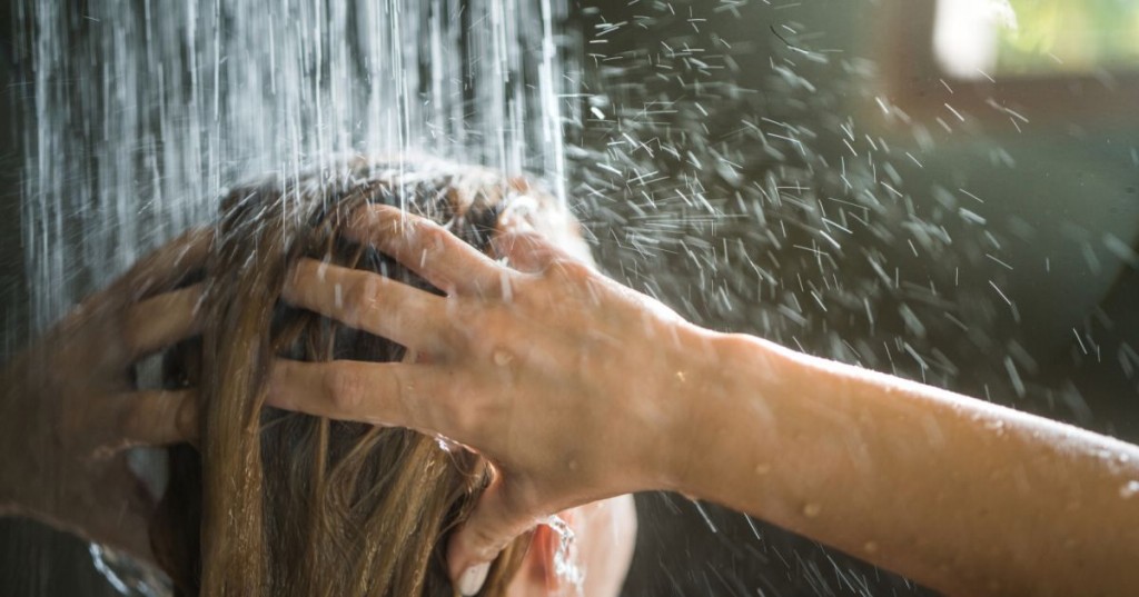 agua fria para ter cabelos saudaveis e brilhantes