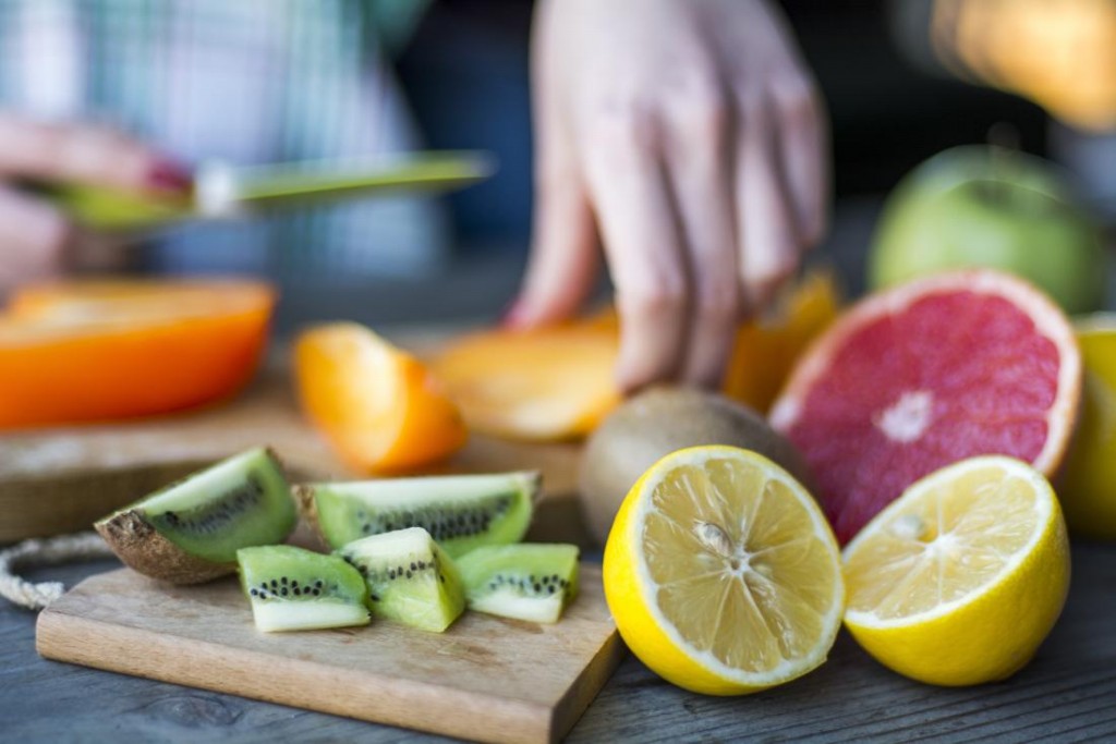 aumente a ingestao de vitamina a e vitamina c para que o cabelo cresca saudavel