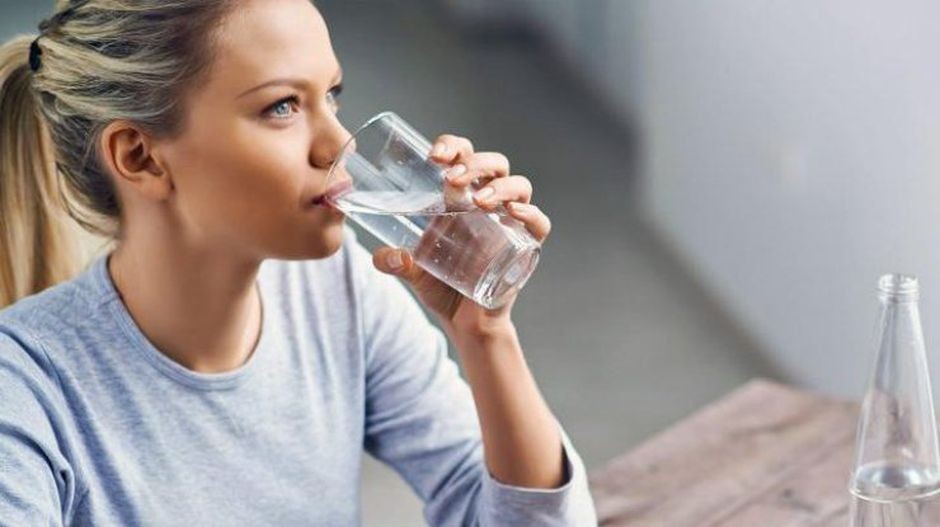 beba bastante agua para evitar o cabelo seco