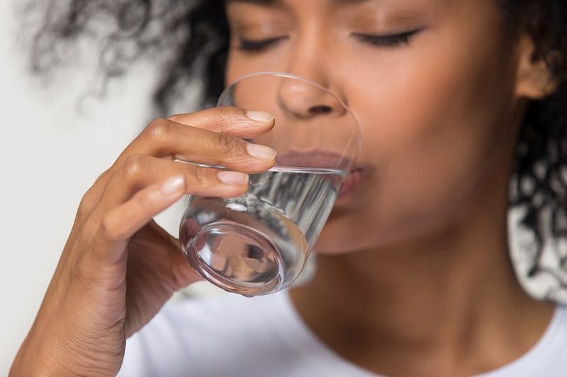 beba bastante agua para recuperar e fortalecer o cabelo