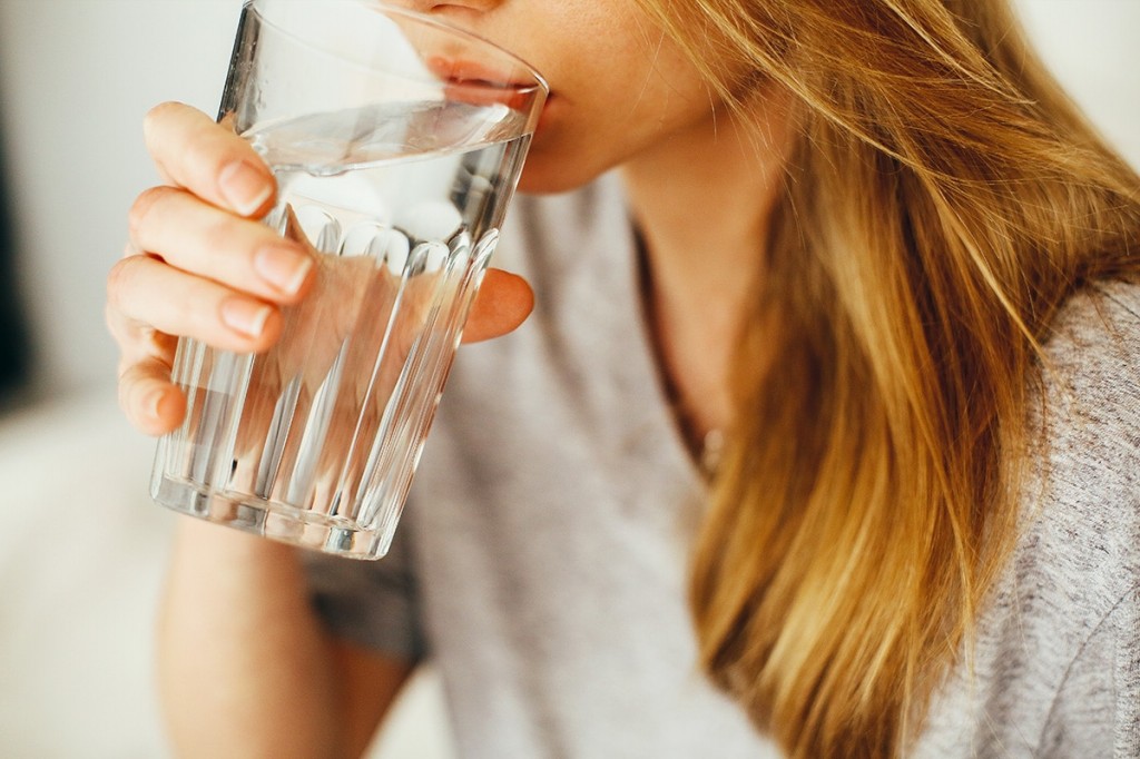 bebe bastante agua ajuda crescer o cabelo e manter saudavel