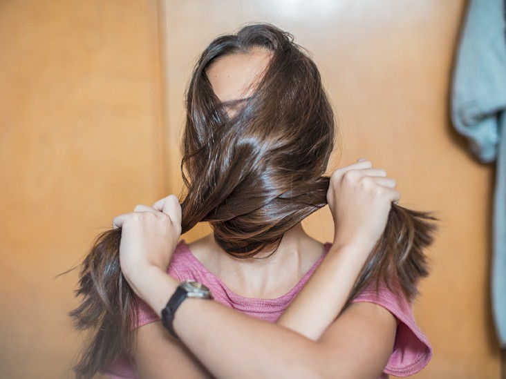 como reduzir o ressecamento e o frizz do cabelo