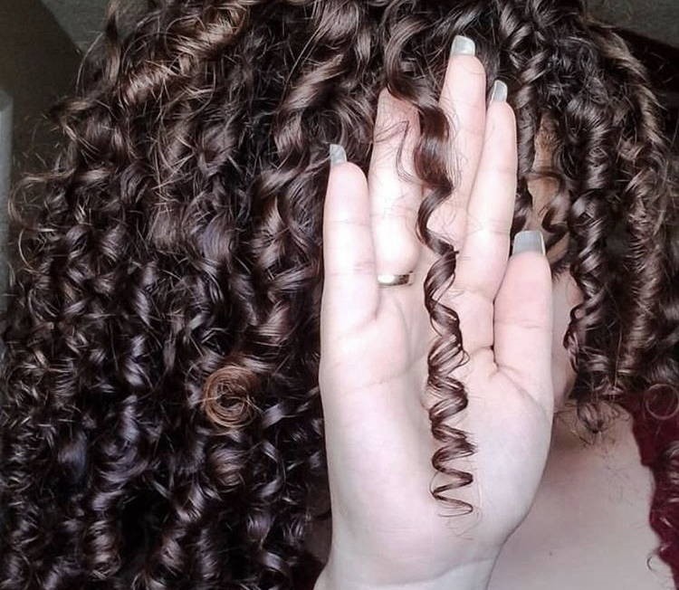 dicas de como reduzir pontas duplas e o frizz do cabelo cacheado