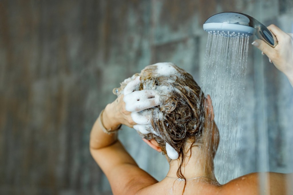 enxague o cabelo com agua fria para reduzir o frizz e selar a cuticula