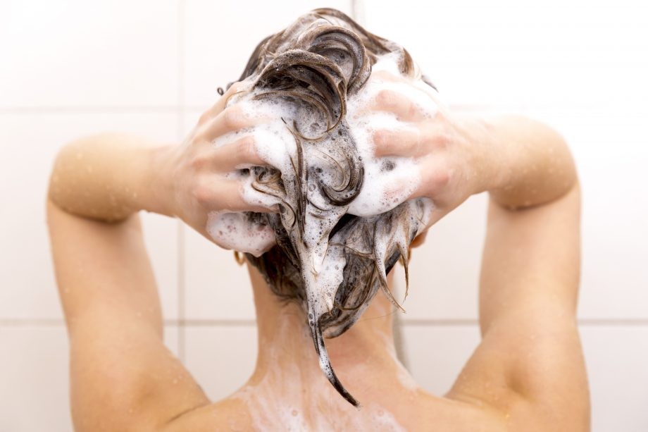 lave o cabelo com menos frequencia para reduzir a oleosidade do cabelo