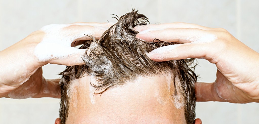 lave o cabelo regularmente com shampoo suave