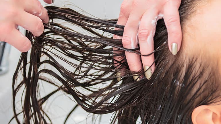 limpe e estimule o couro cabeludo para o cabelo crescer