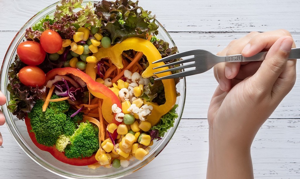 mantenha uma dieta saudavel para fortalecer o cabelo