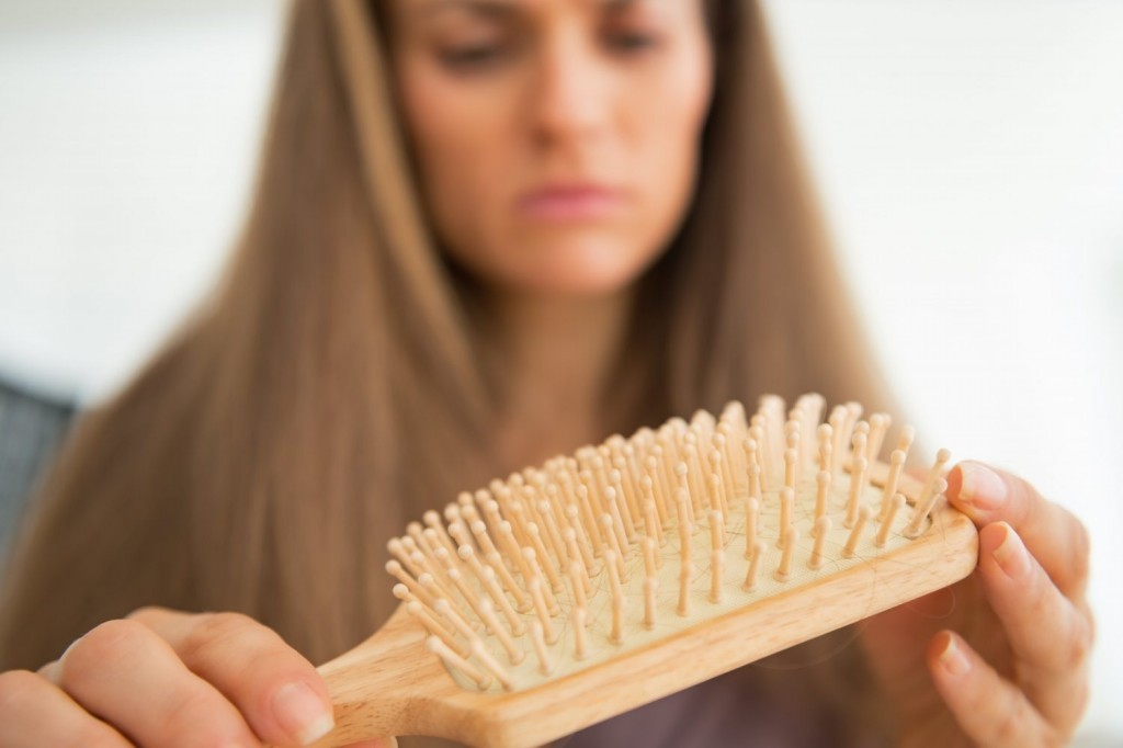 manuseie o cabelo molhado com cuidado