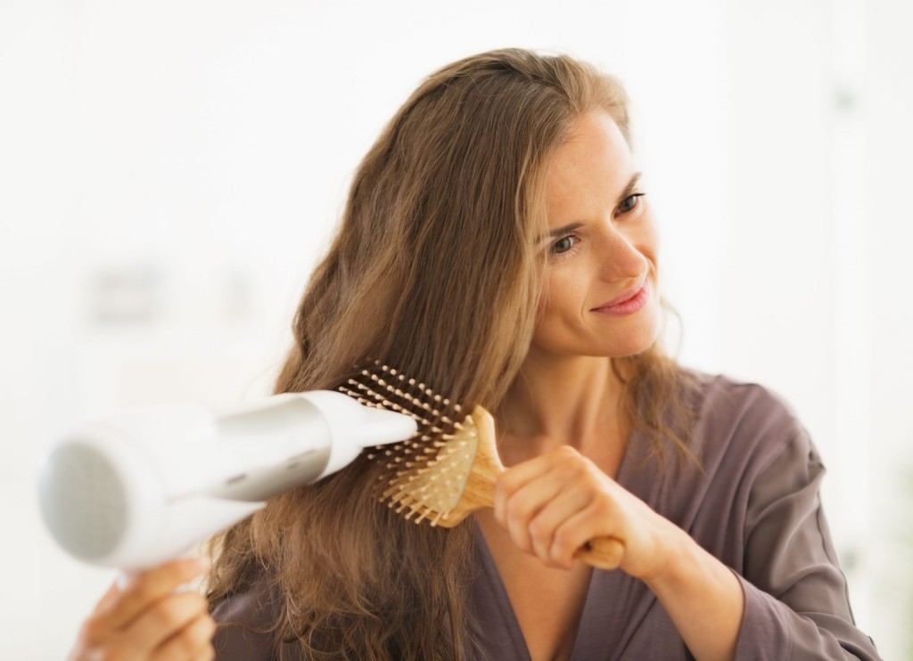 mude a forma que seca o cabelo para reduzir o frizz