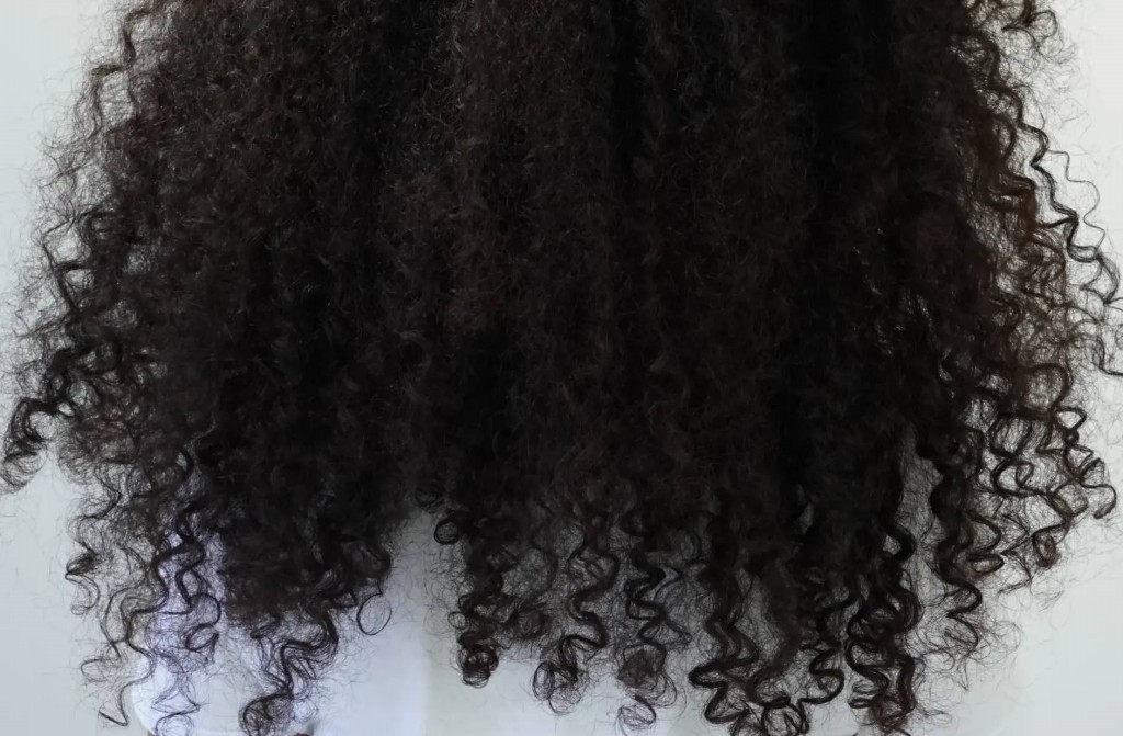 o cabelo cacheado e mais propenso a pontas duplas e frizz