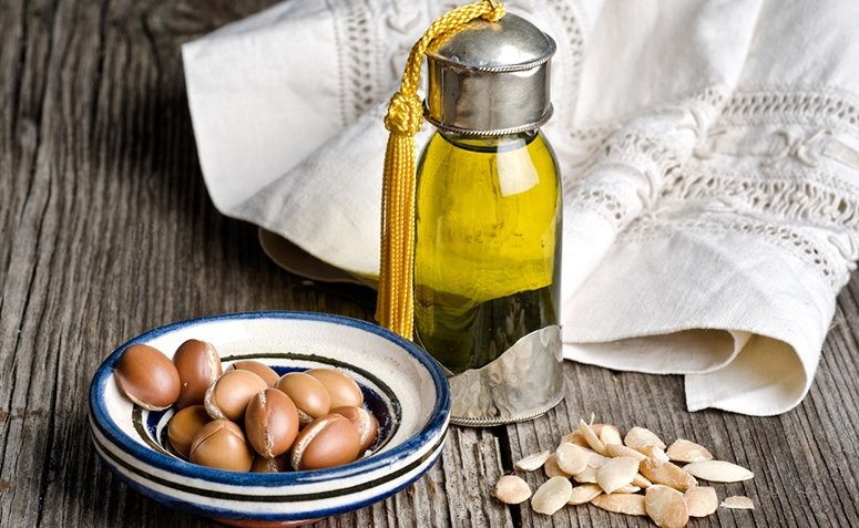 oleo de argan para hidratar e selar o cabelo cacheado