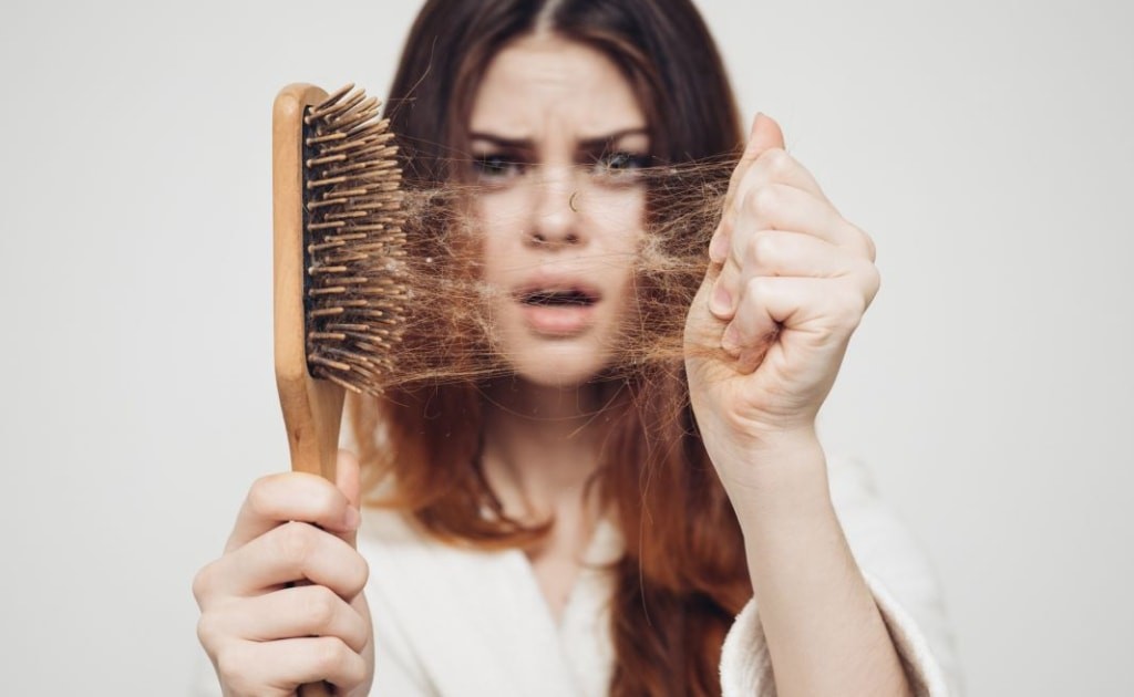 sinais de cabelo fraco e sem vida