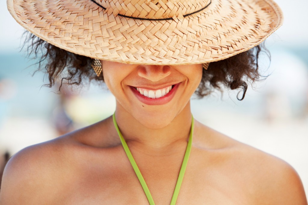 use um chapeu para manter seu cabelo protegido