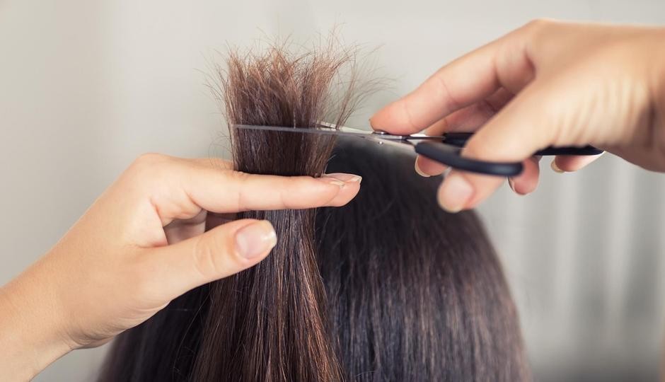 apare o cabelo regularmente para evitar a quebra do cabelo