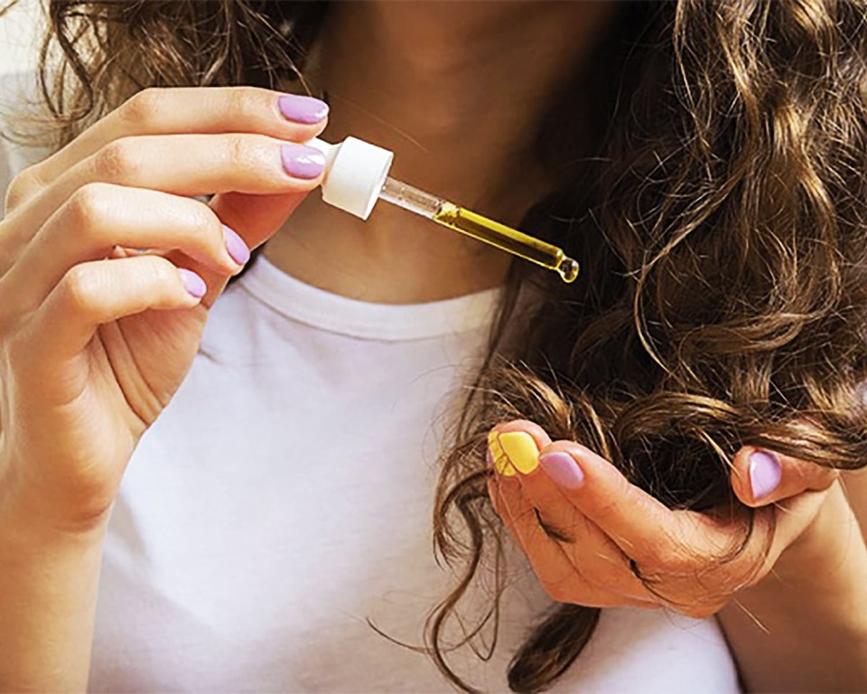 aplique um oleo finalizador no cabelo molhado ou seco