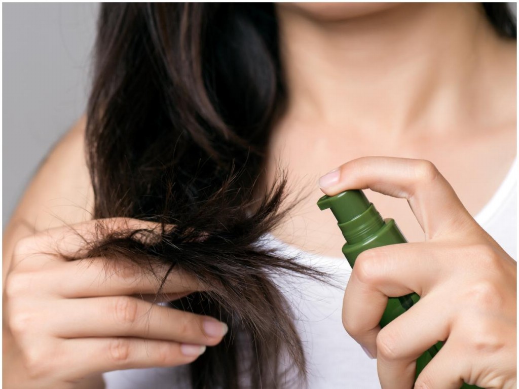 borrife e sele o cabelo seco com agua e condicionador