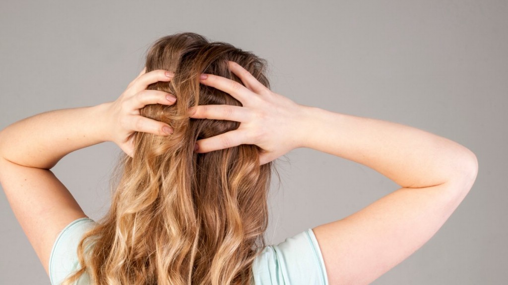 caspa deixa o cabelo seco e com frizz