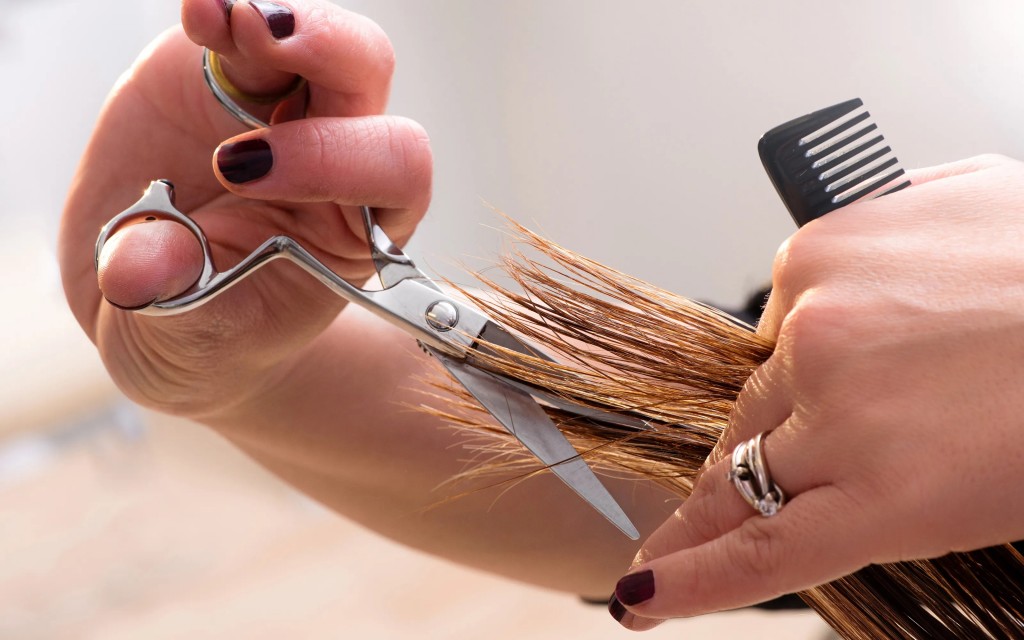 corte o cabelo regularmente mas nao escove com frequencia