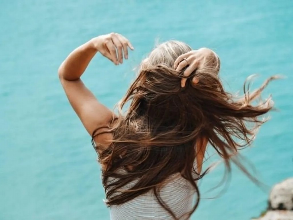 danos no cabelo causados ​​pelo sol