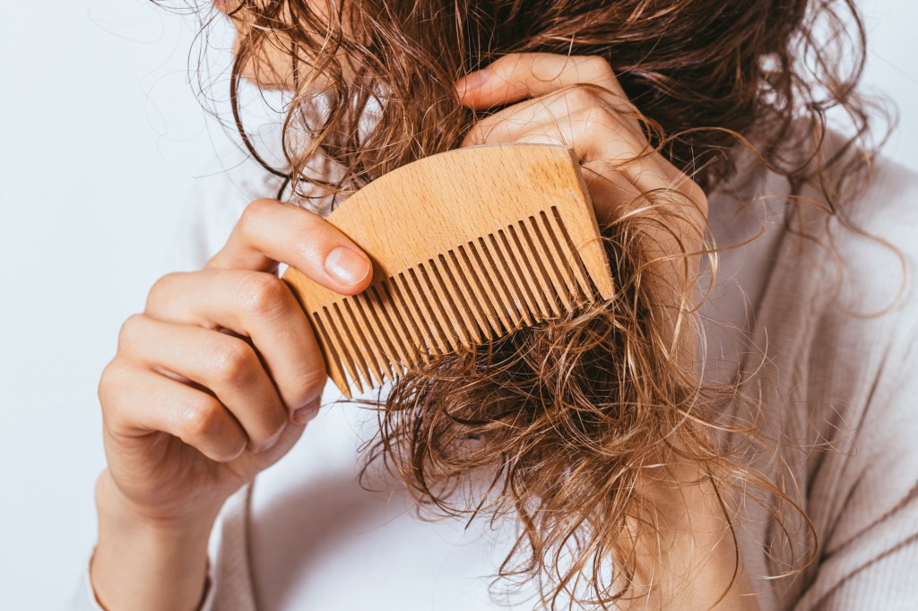 desembarace o seu cabelo em partes