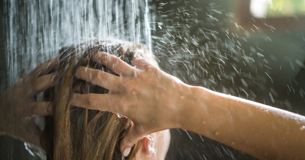 enxague o cabelo com agua fria para ter um cabelo sedoso macio e brilhoso