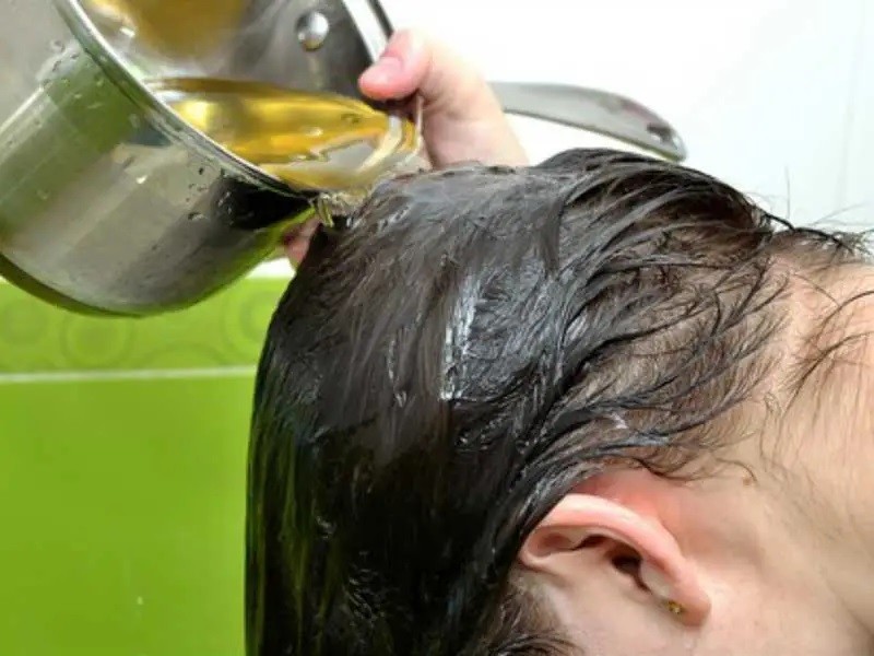 esfregue cha verde no cabelo para acabar com a perda de cabelo