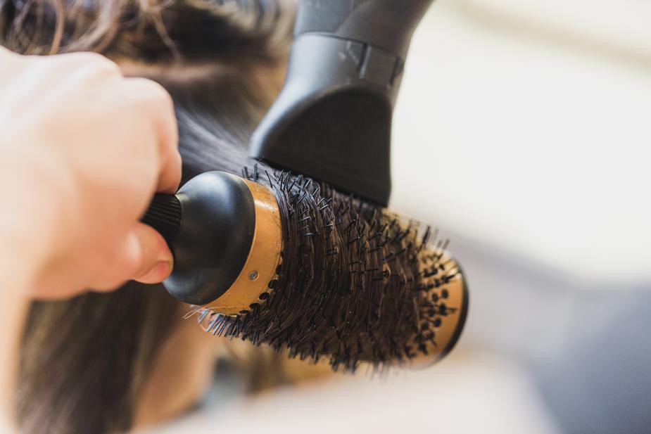 evite ferramentas de modelagem de cabelo de alta temperatura