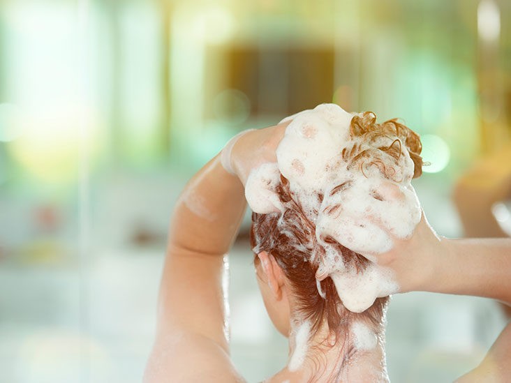 evite o excesso de shampoo no cabelo