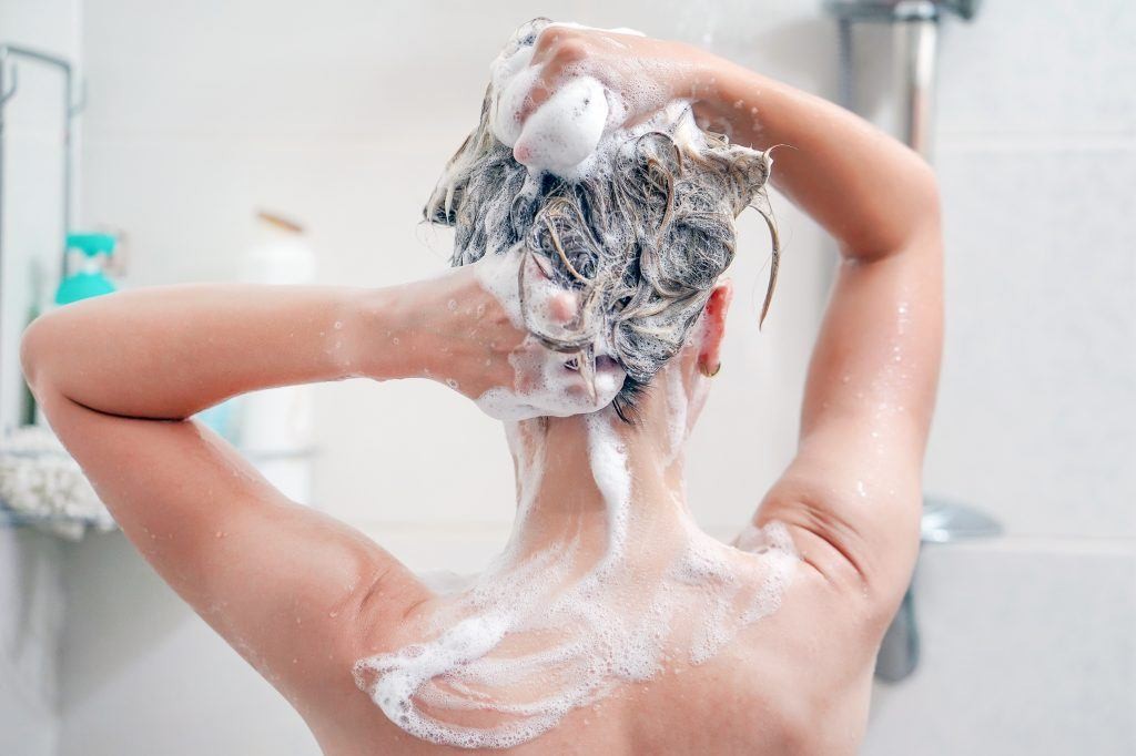 lave o cabelo oleoso com mais frequencia