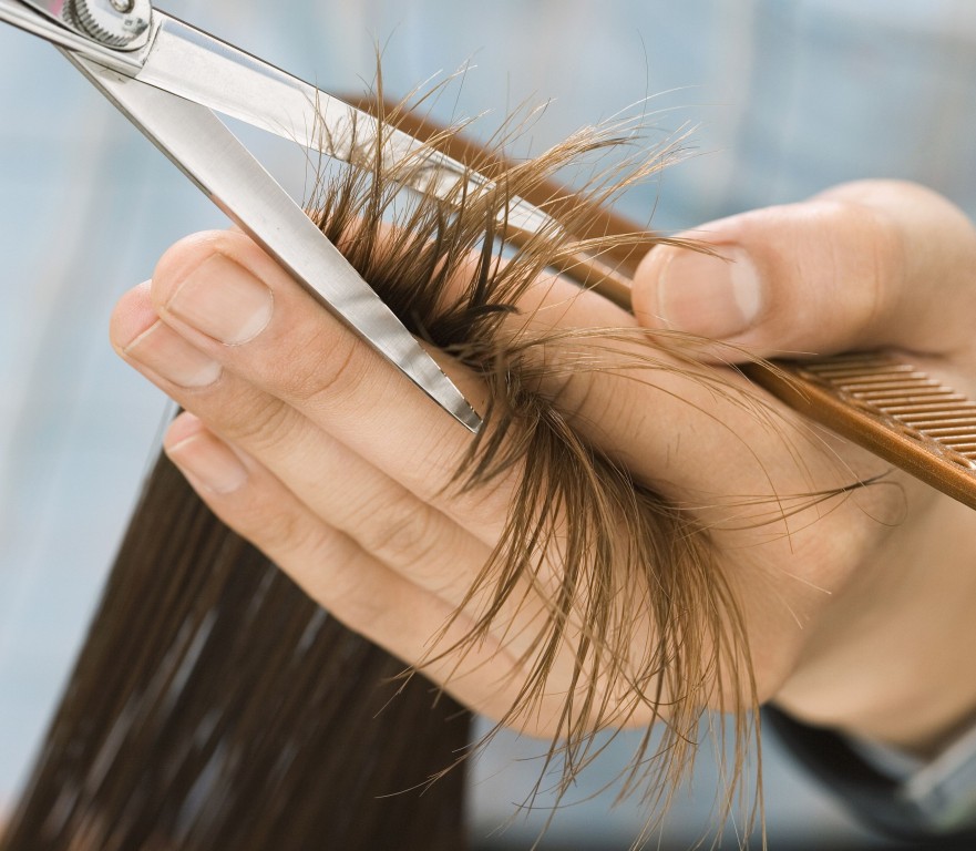 nao ter cortes de cabelo regulares causa a quebra do cabelo