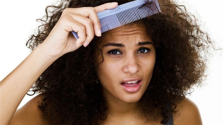 o que causa o frizz de cabelo