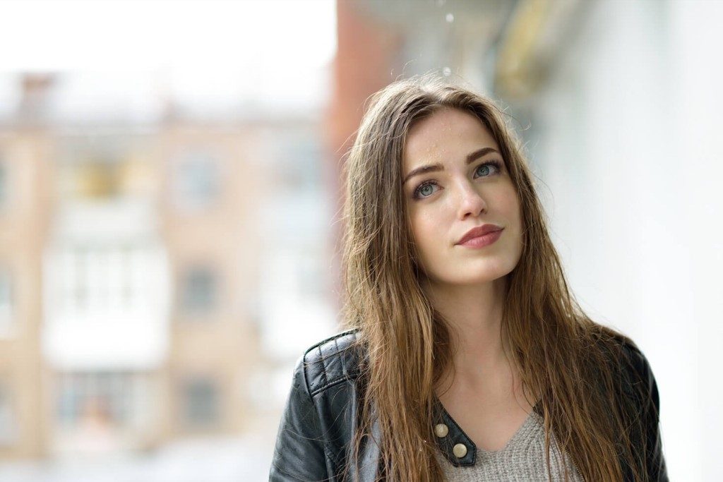 proteja o cabelo da umidade para evitar o frizz