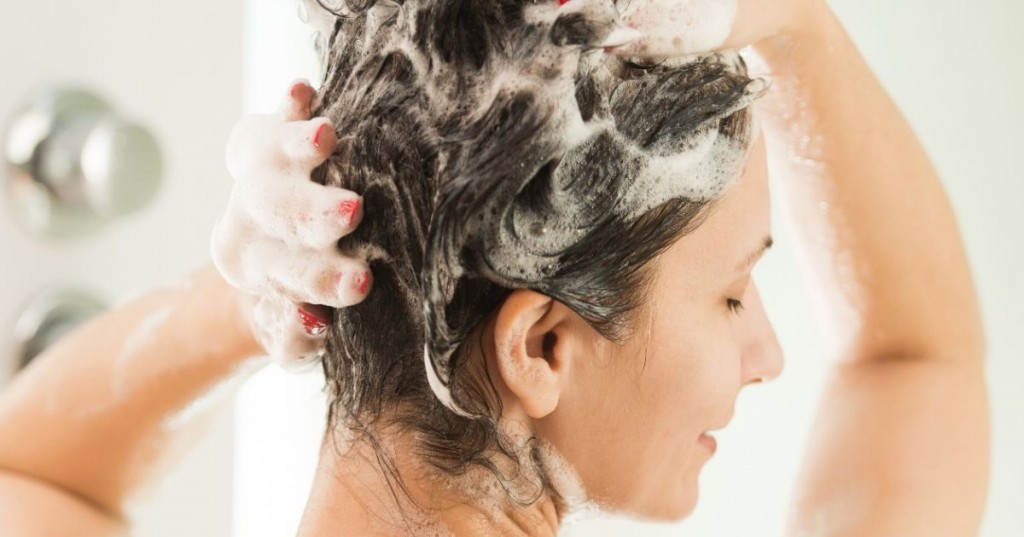 use um shampoo fortalecedor para engrossar o cabelo