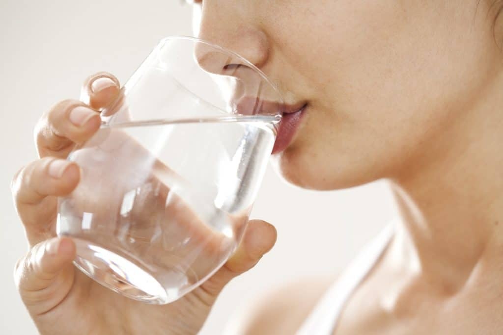 beba bastante agua para manter o cabelo grisalho saudavel