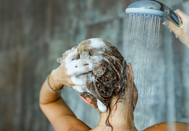 evite lavar o cabelo todos os dias